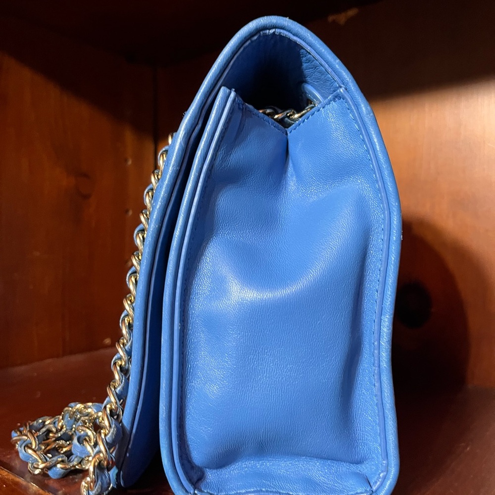 Tory Burch Fleming Blue Quilted Crossbody Bag with Gold Chain - Picture 4 of 6